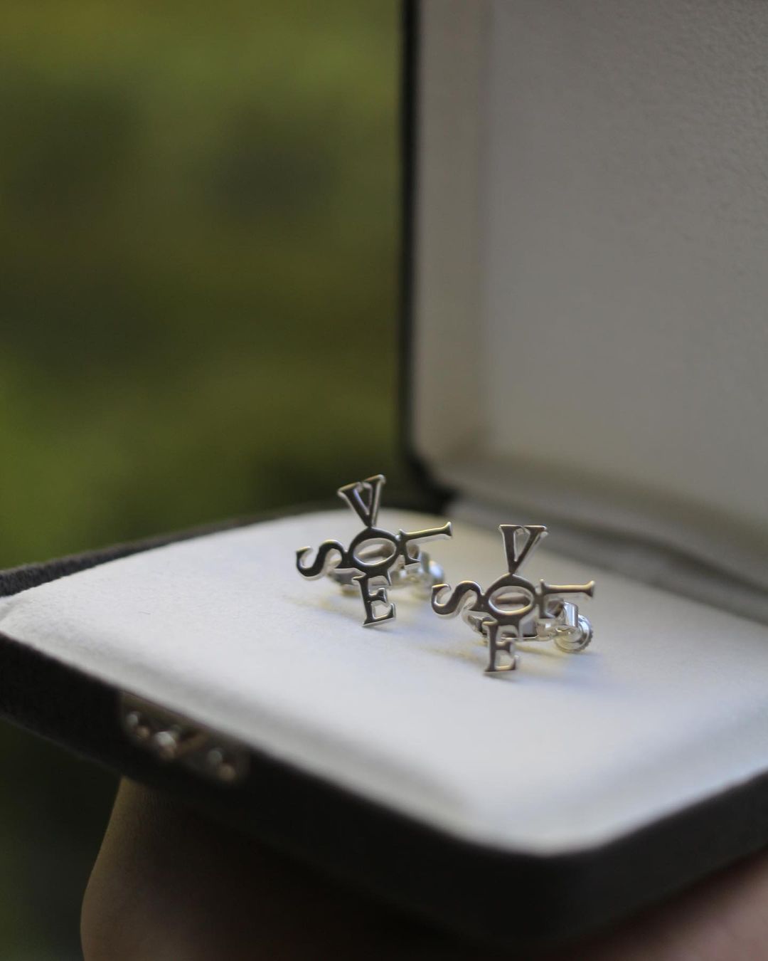 「LOVES」cross earrings