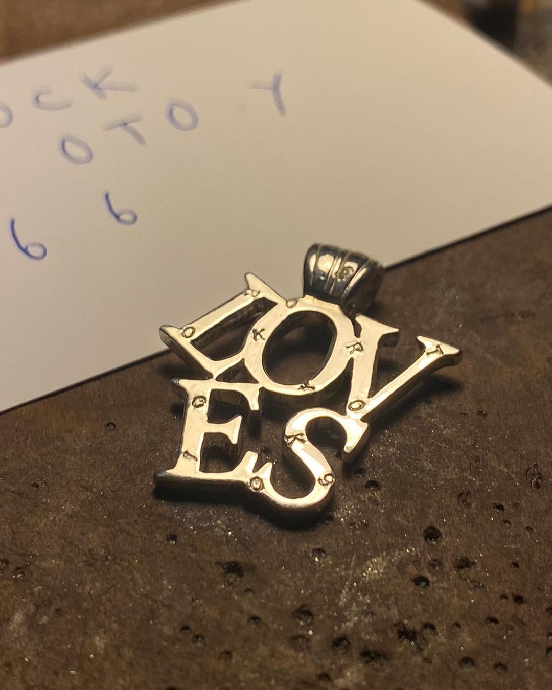 「LOVES」Sign Necklace