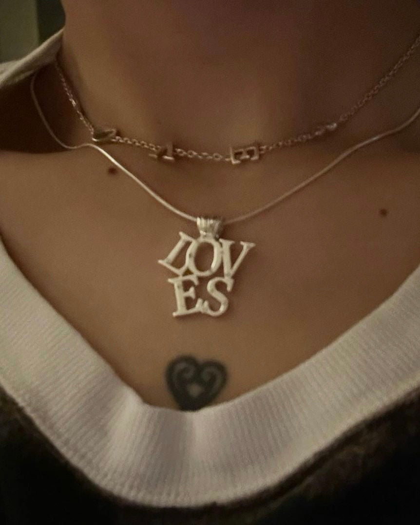 「LOVES」Sign Necklace